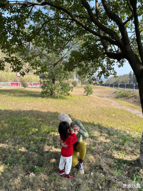 何雯娜|何雯娜和女儿穿亲子装打闹好开心，超可爱嘴甜叫妈妈“小仙女”