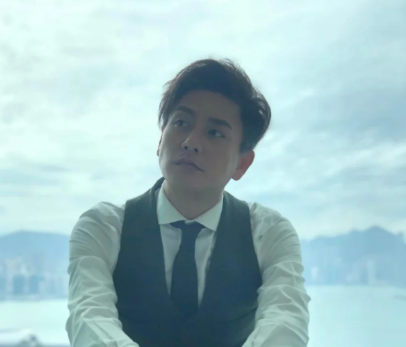 何超莲|香港疫情持续爆发！女星穿防护服戴俩口罩出门，何超莲隔离快崩溃