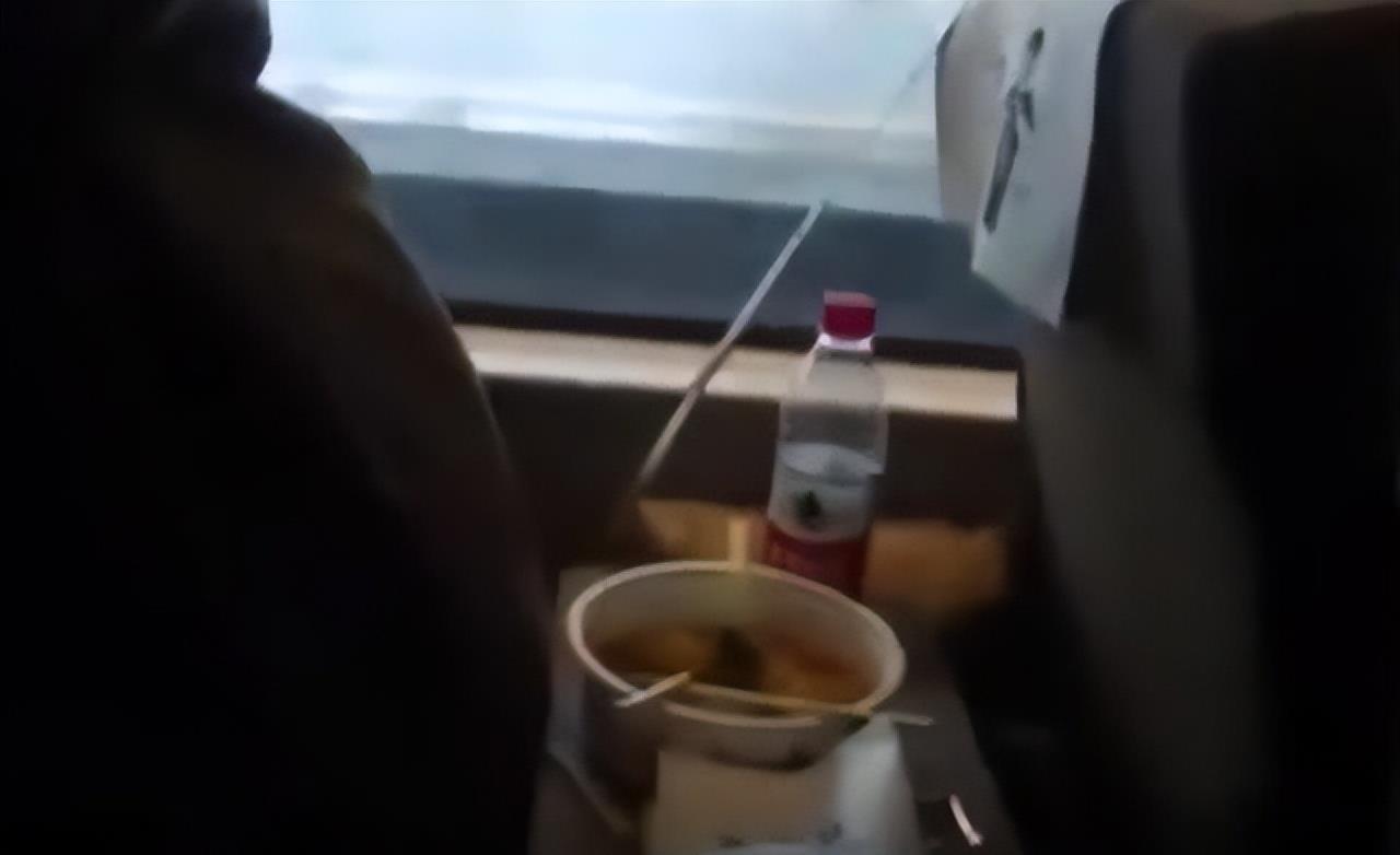 回顾 高铁上摘口罩进食被打,姑娘委屈落泪,男子:我是为了大家