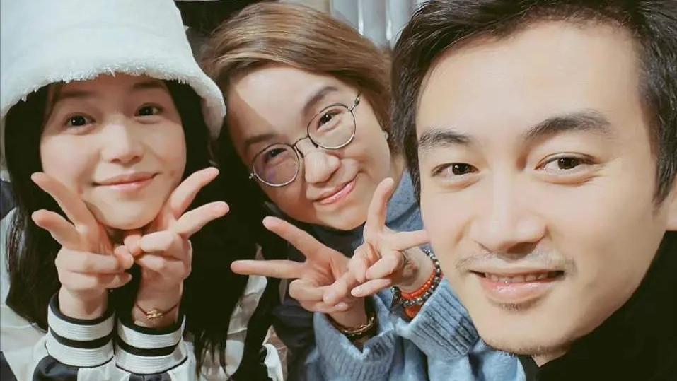 |陈晓与陈妍希久违同框，休假3个月陪伴妻儿，笑容温柔但略显疲惫