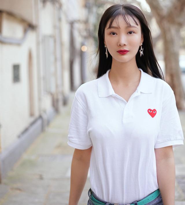 热舞|32岁王李丹妮停车场热舞!穿开叉裙大秀长腿