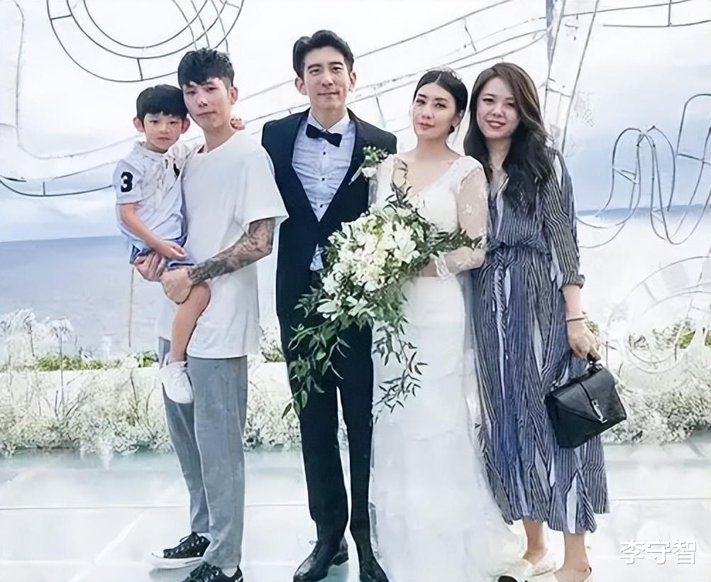 贾静雯|贾静雯开心晒母亲节礼物，咘咘长得像陈意涵，Bo妞更像萧敬腾了