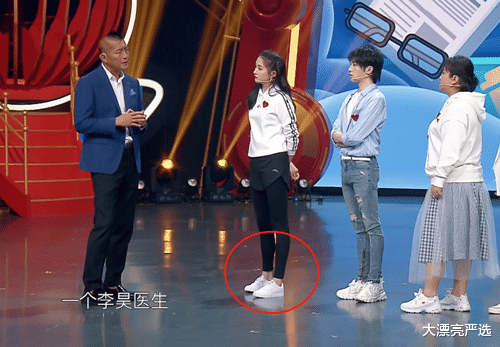 关晓彤|谁说小白鞋过时了？看到关晓彤上脚效果，网友：放弃AJ