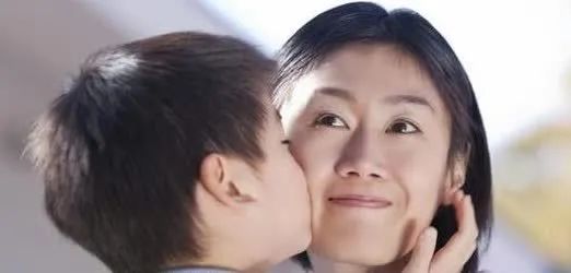 吴宗宪|吴宗宪当众强吻31岁女儿，对方跺脚抛白眼，父爱表达越界了吗？