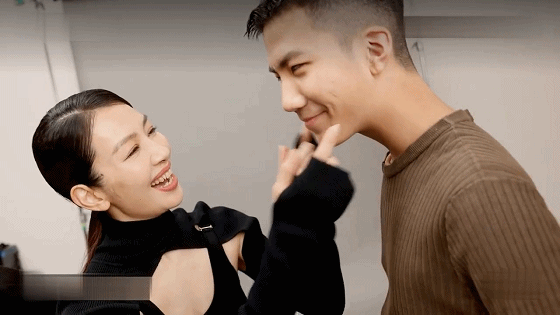 胡军|胡军太太带子女登上杂志封面，13岁康康帅气如明星，比爸爸更man