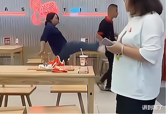 广东:男子在店内脱裤子耍流氓,女子霸气一脚踹过去:滚!