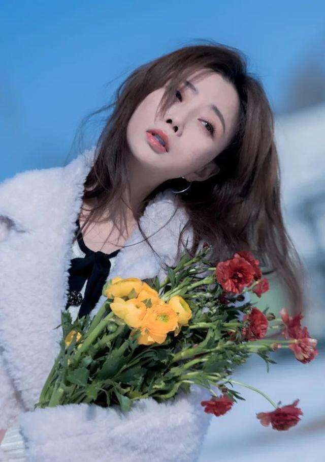 开端|殷桃手捧鲜花成熟妩媚美若女神！她雪肤玉貌太性感惊艳