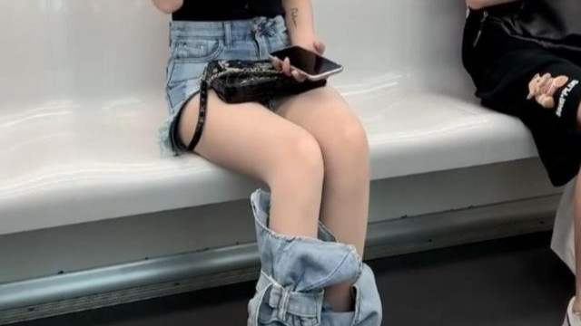 女孩穿着裤腿坐地铁，旁边情侣一脸尴尬，网友：我欣赏不来