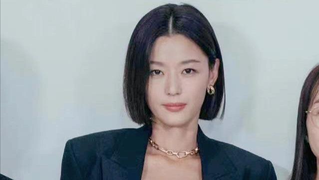 营养师 “全智贤”终于换了短发，穿一身黑秀高挑身材，确实是不败女神