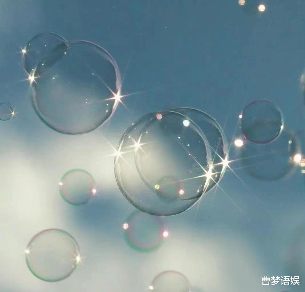 |赵露思晒秋日剧组生活照,遛狗赏花游戏三不误,大秀香肩对海比耶