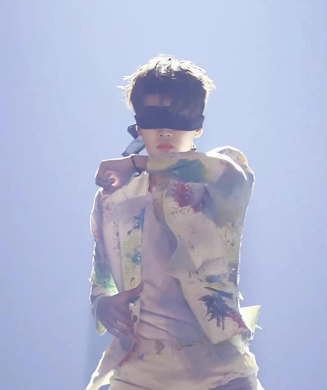 王一博|全明星“蒙眼”造型,王一博成毅仙气飘飘,任嘉伦朱一龙太性感