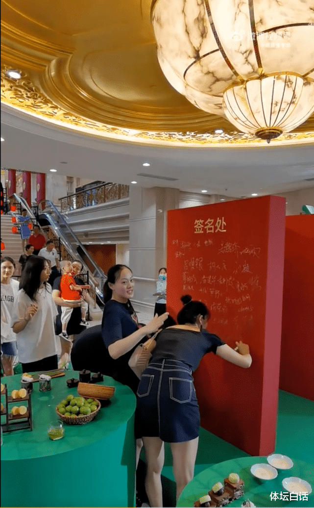 陈冠希|隆重！张常宁回门宴不输婚礼，50岁美艳婆婆亮相，岳母喂女婿汤圆