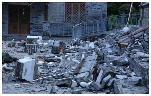 磨西古镇|地震前两个小时,她拍下了震中最美的雪山