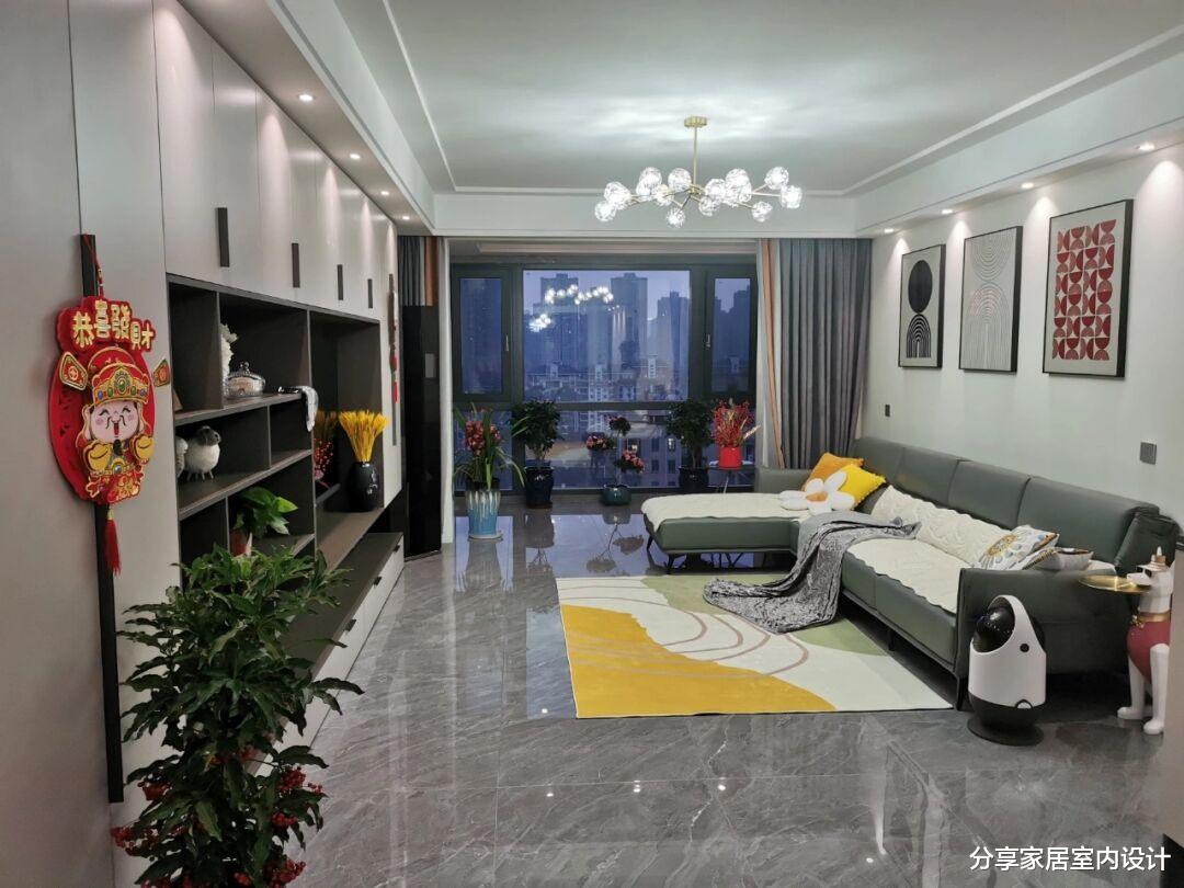 普通装修花了半年终于完工,效果很满意,电视墙非常实用!