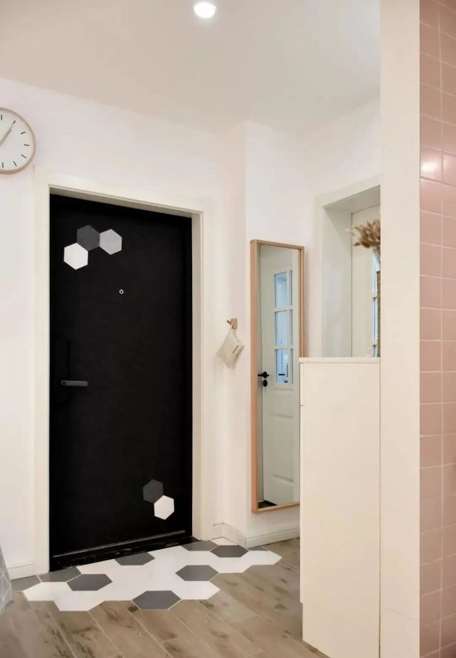 32岁阿姨的穷装新房火了，大白墙不吊顶，软装的力量实在是太强大