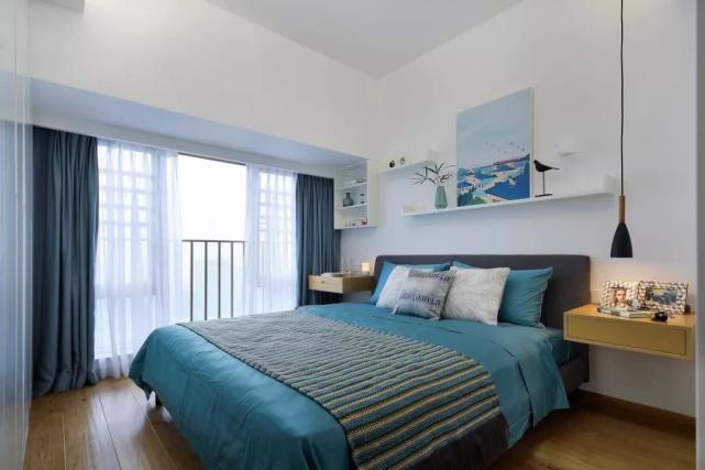 86平以驼掌舵,客厅枝形状的吊灯、实木地板、各种色彩的碰撞