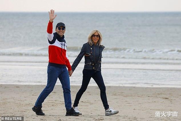 埃马纽埃尔·马克龙|68岁马克龙夫人紧搂44岁丈夫散步，皱纹变深更像母子，筷子腿惹眼