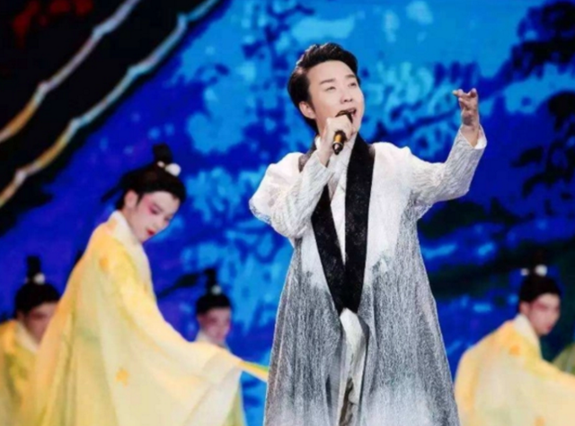 李玉刚|李玉刚农村老家烧柴火！墙面黑灰灶台裂隙明显，房顶用木头搭建