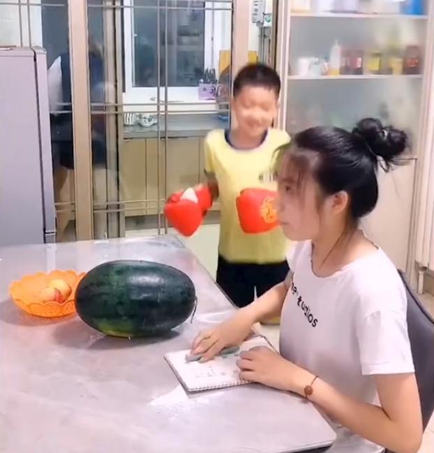 山东一男孩戴拳击手套挑衅姐姐,姐姐一拳砸裂西瓜,男孩反应亮了