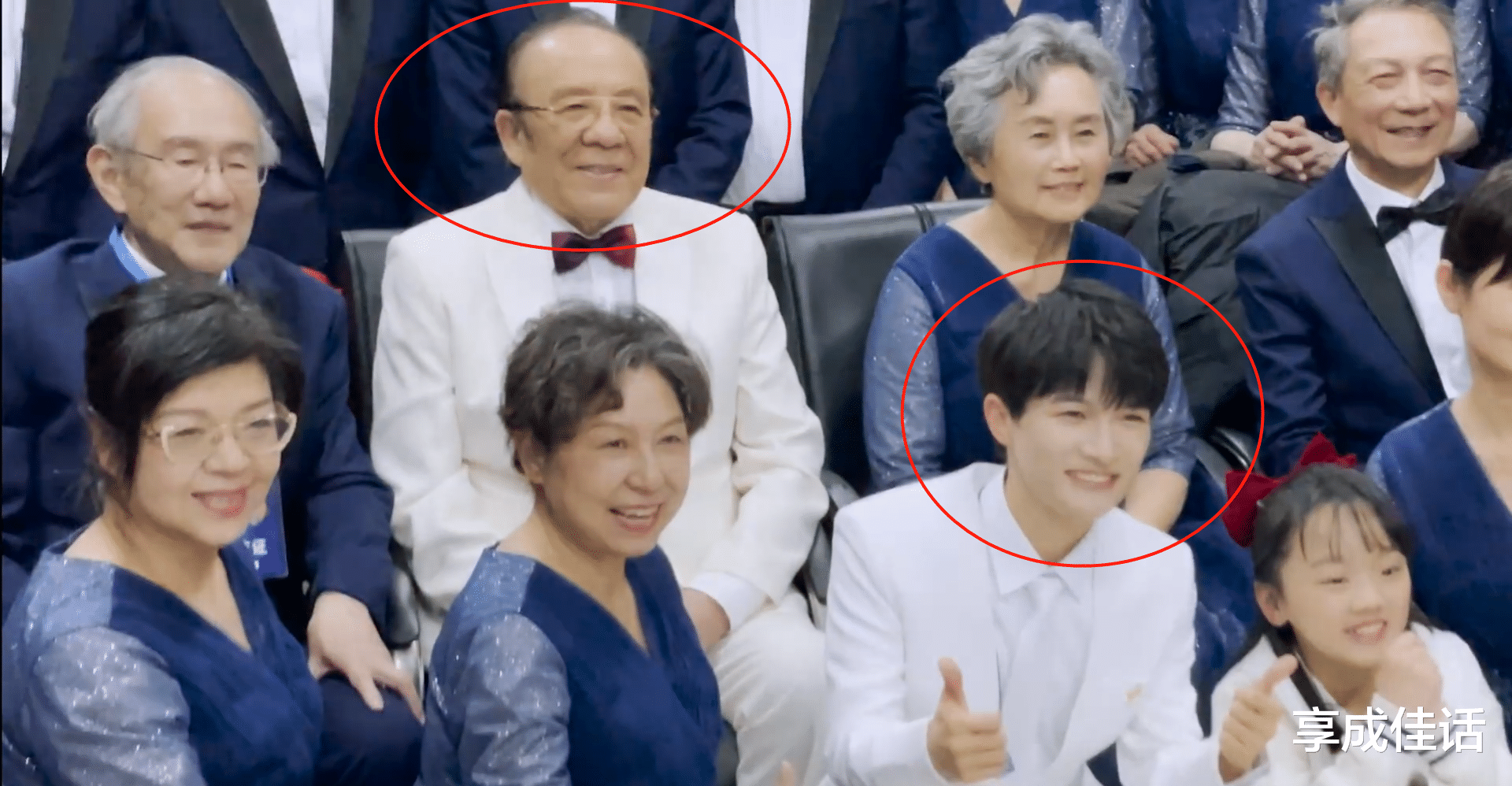 周深|周深的教养刻在了骨子里，从一个举动能证明，难怪这么多人喜欢他