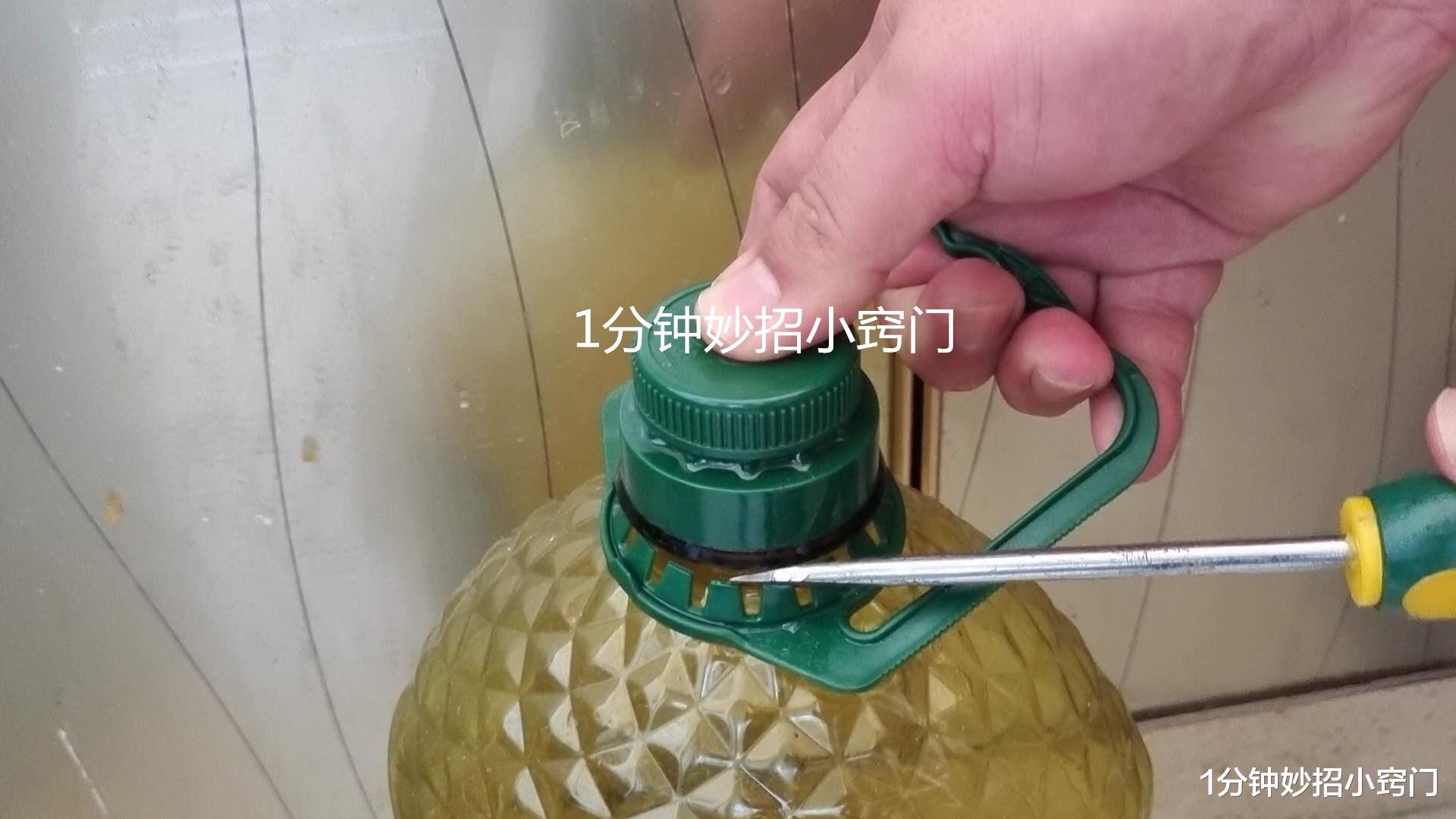 洗碗池上放一个油桶提手,作用太妙了,现在才知道,既方便又实用