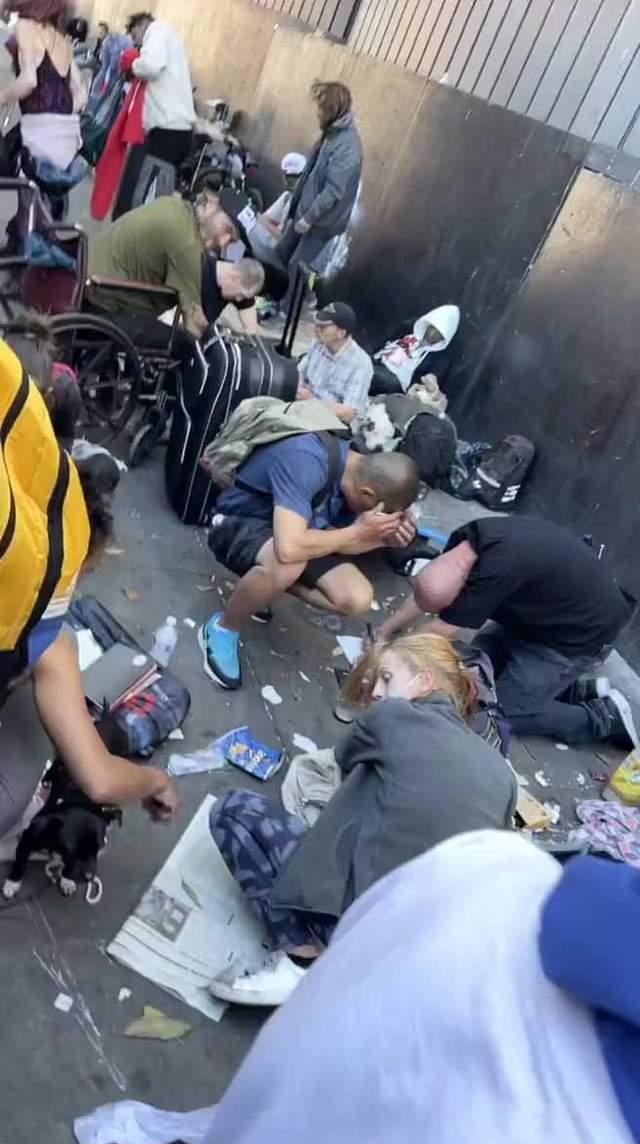 美国真实的一面:孩子放学要穿过“毒窝”,吸毒者恍惚犹似僵尸