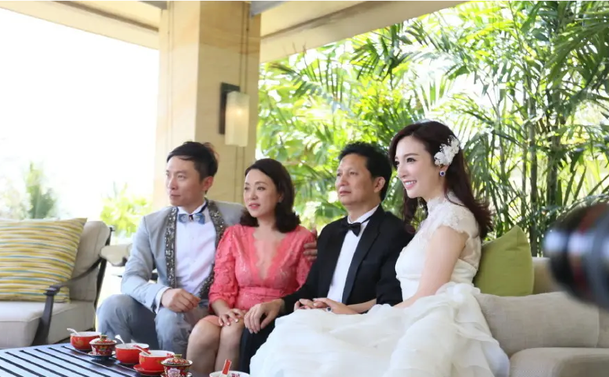 王励勤|王励勤前女友为女儿庆生，三年嫁两任富豪老公，今一家三口晒幸福