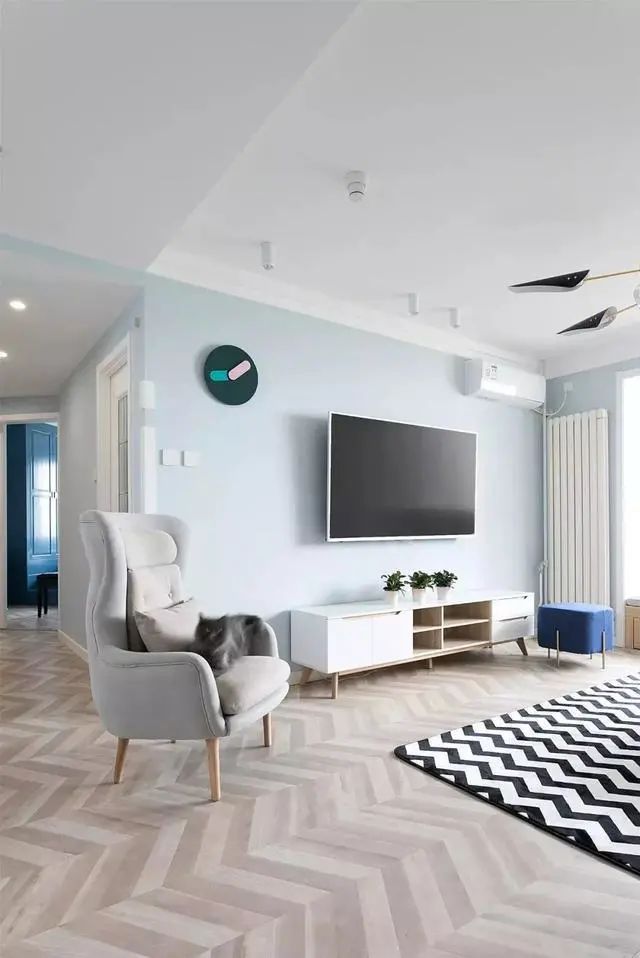 为省钱夫妻俩自装小两房，水准虽不如专业设计师，但也算温馨清爽