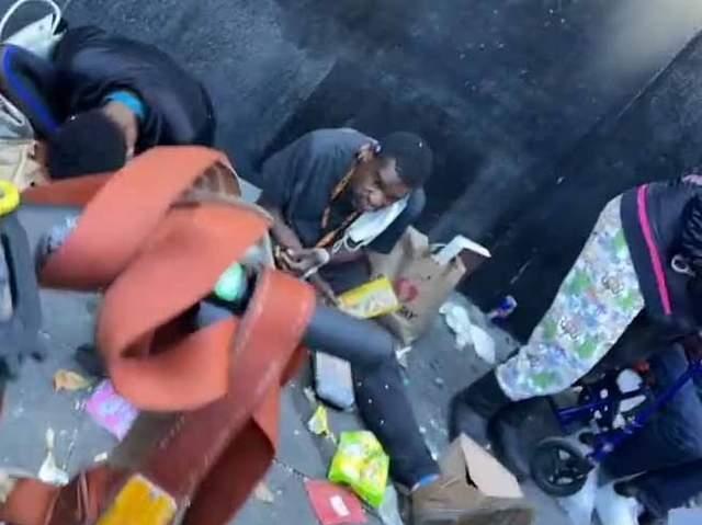 美国真实的一面:孩子放学要穿过“毒窝”,吸毒者恍惚犹似僵尸
