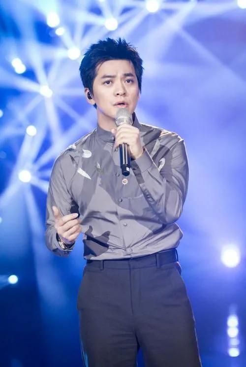 李健|李健：参加婚礼时捡到一个老婆，结婚24年无房无子