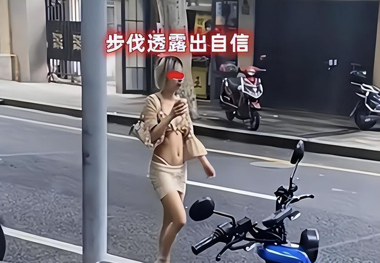 女子穿着漂亮细绳缠腰回顾,对着镜头自信的微笑,不在意路人眼光