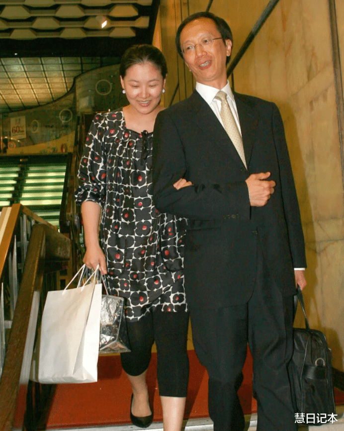 伏明霞|伏明霞和大26岁老公一起逛街！衣着打扮脸上还有婴儿肥