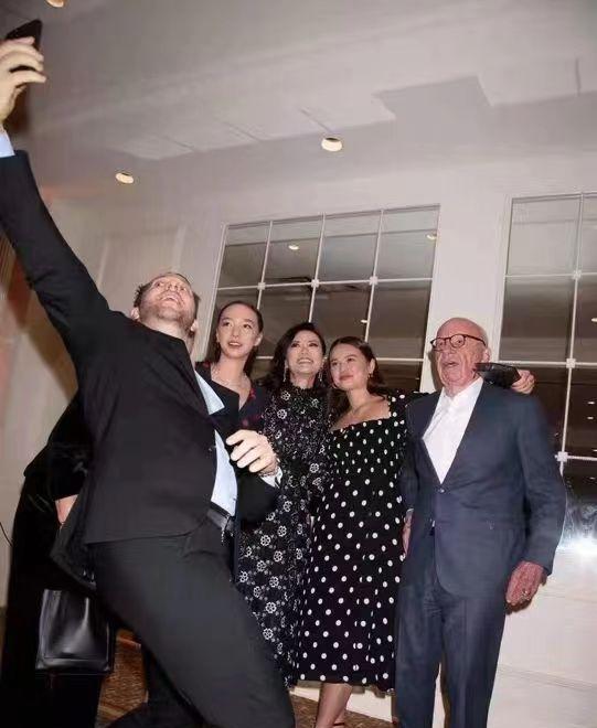 邓文迪|邓文迪与相差38岁的前夫同台，丝毫不显尴尬，两女长相差异大