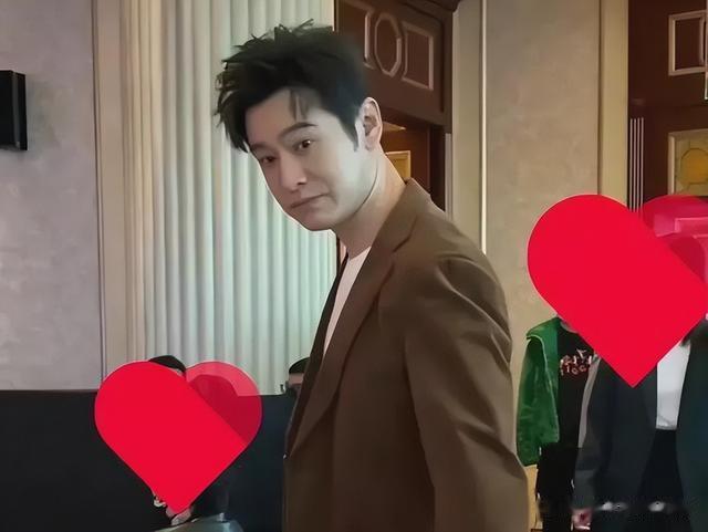 黄晓明|黄晓明参加活动精神萎靡不振，目光呆滞，网友调侃像树先生