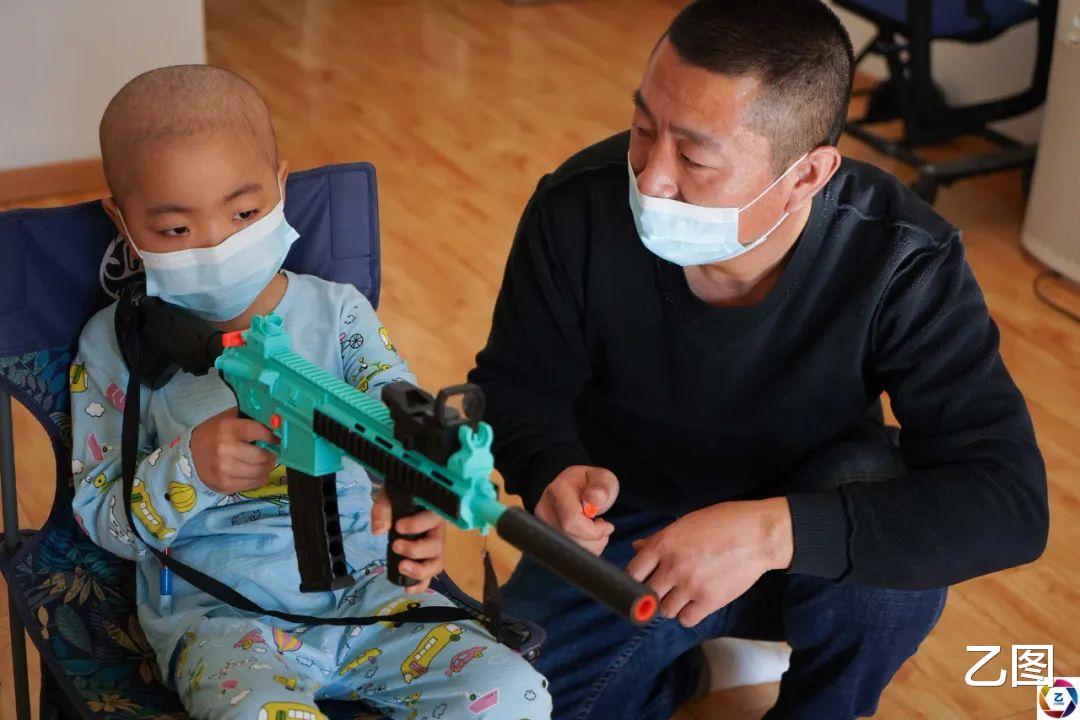 幼子患病无钱治,军人梦想成泡影,老兵爸爸在家给他军训圆梦