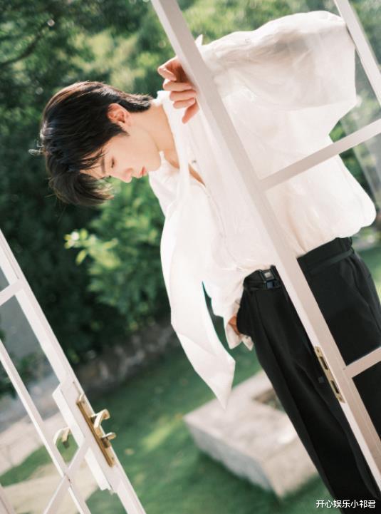 陈哲远|陈哲远七夕大片福利,侧颜神似年轻版“谢霆锋”,一整个爱住了