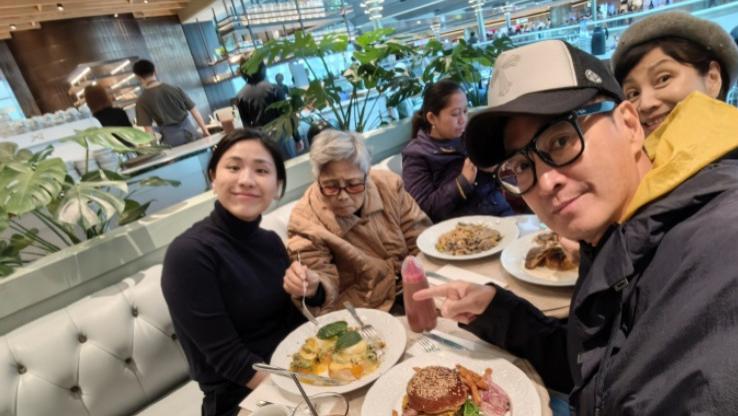 何家劲|何家劲时隔3年回港过年！一家四口聚餐很温馨，全员大眼睛高颜值