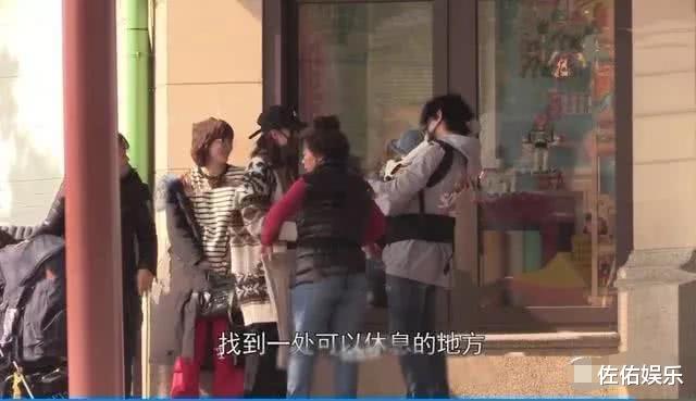 刘诗诗|刘诗诗分享游玩美照,回眸一笑甜如初恋,对镜比心俏皮可爱