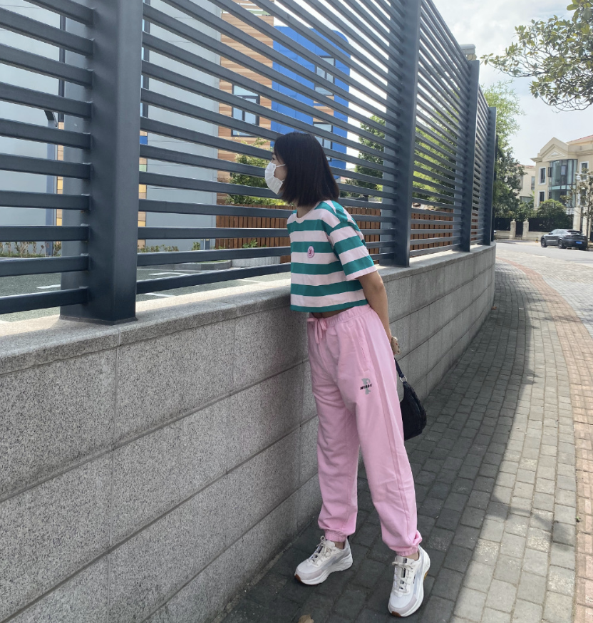 小姐姐|王祖蓝送娃在上海入学，调侃李亚男探头张望：家长开学日统一姿势