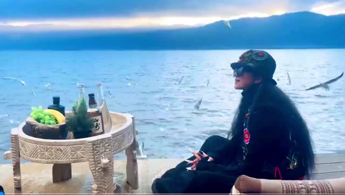 杨丽萍|杨丽萍月亮宫没拆！豪宅内享美食美景超惬意，房间凌驾于洱海之上