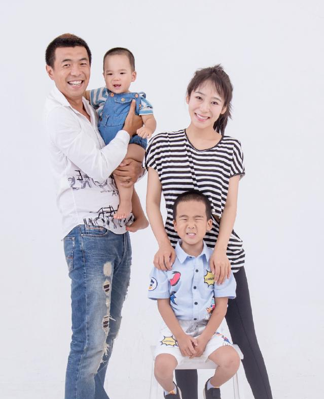 徐亮|前国脚加入足坛大战曝黑幕！41岁已结婚3次，与白富美现任连生2子
