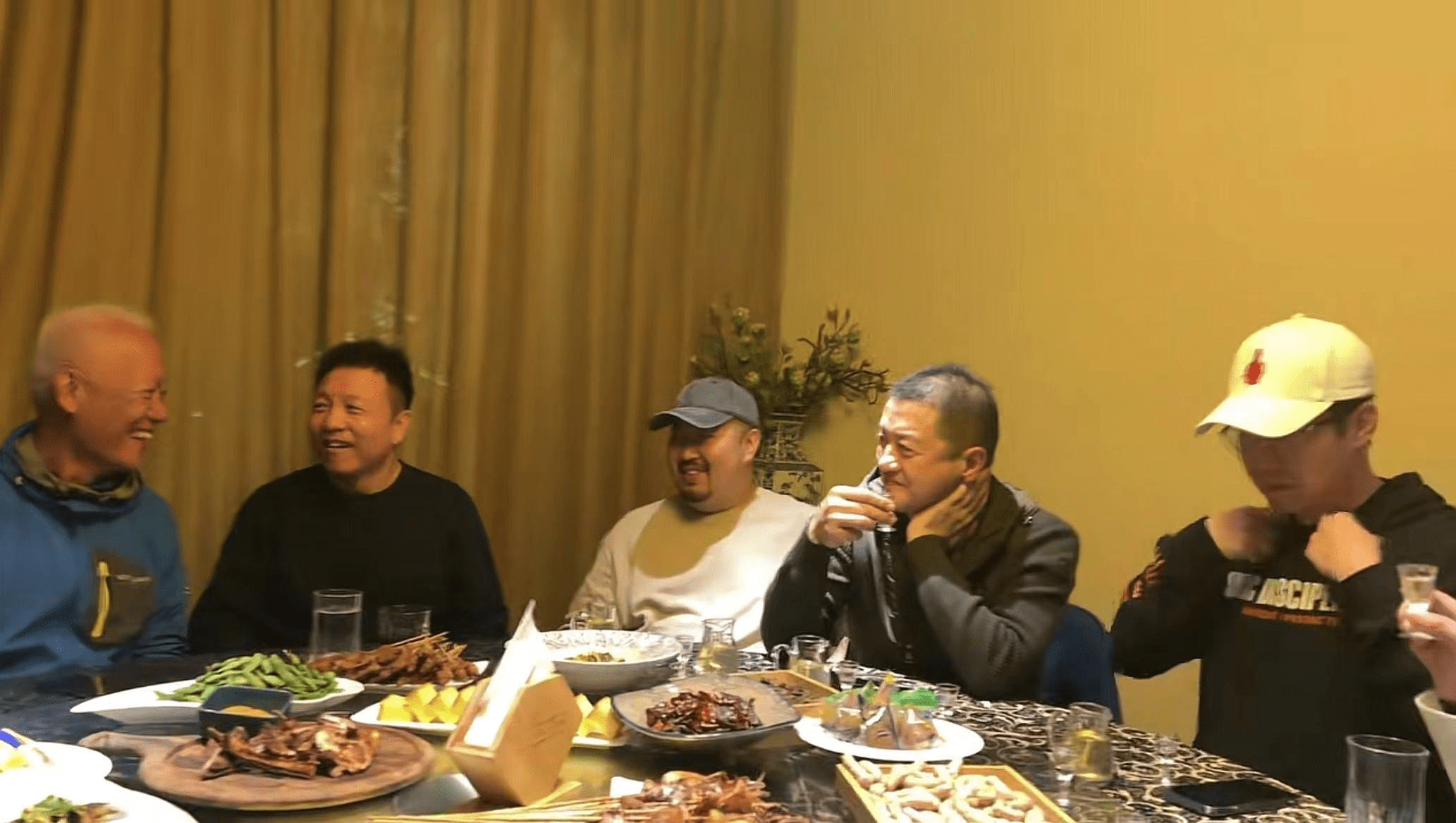 金鸡奖|51岁李亚鹏与大佬们聚餐，不断被灌酒还陪笑，头顶光秃一片超显老