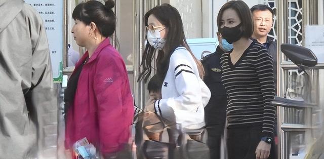 佟丽娅|佟丽娅带6岁儿子与好友聚餐,朵朵正面照曝光,眉目像爸爸陈思诚