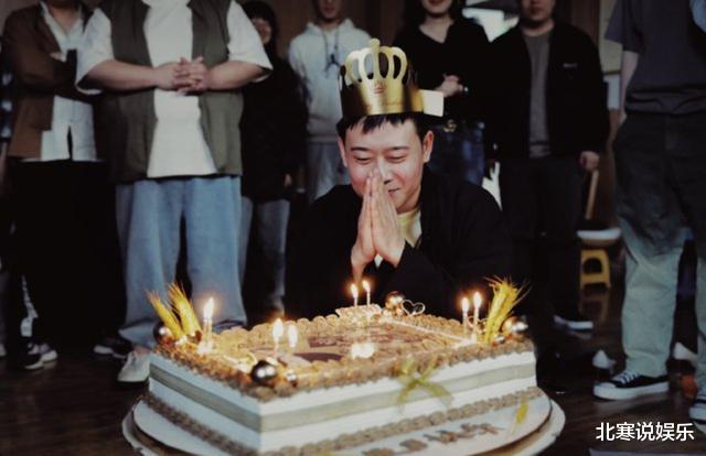 栾云平|德云社栾云平热闹庆生,郭德纲张国立于谦都到场,坐C位笑容满面