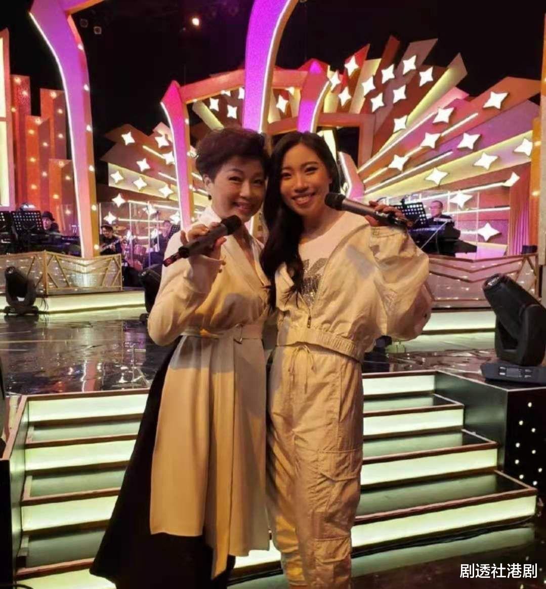 |靠自己圆歌手梦！知名港星女儿自资出歌，用打工的钱开拓音乐事业