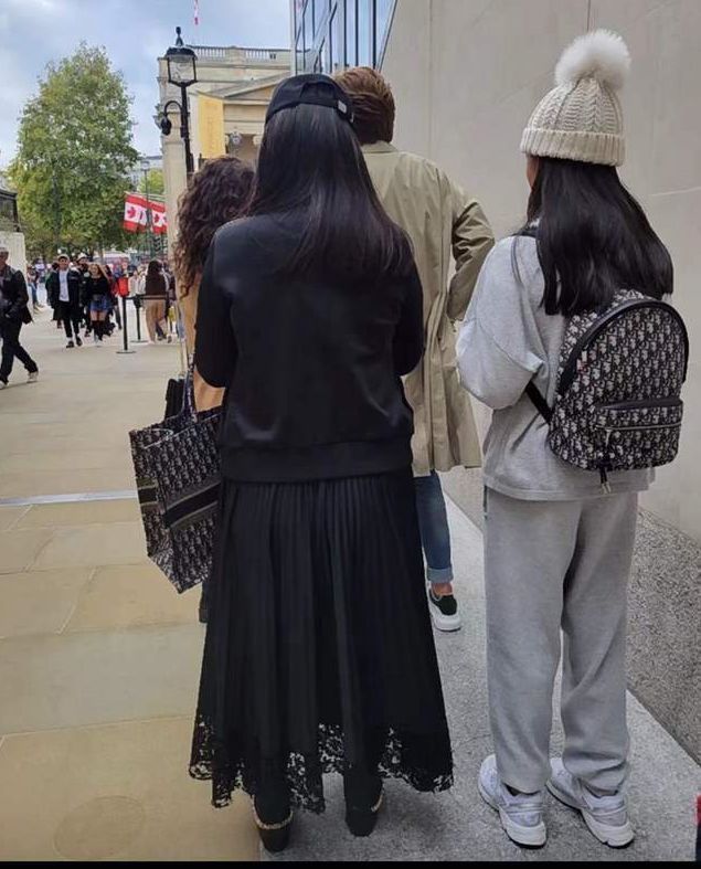 王诗龄|李湘带女儿逛英国美术馆,王诗龄一身穿搭过万,身材高挑模样大变