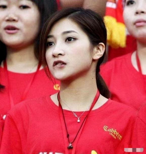 国足|凌晨不忘选购奢侈品，国足神情轻松，输球后，大巴车上不知悔改