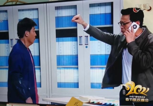 小品|华为手机惊艳亮相春晚小品，P50 Pocket这辨识度绝了