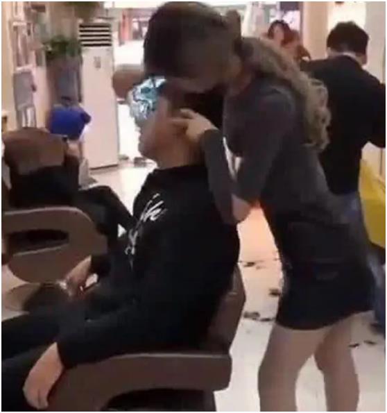 理发店女技师贴身服务,豪放坐在顾客身上刮胡子,这么敢想过同行的感受吗?