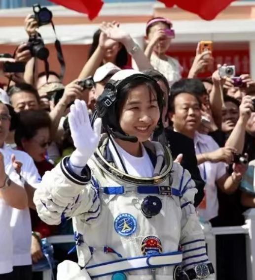 刘洋|巾帼英雄刘洋的儿女到现场接机，姐弟俩乖巧可爱，一家四口好幸福